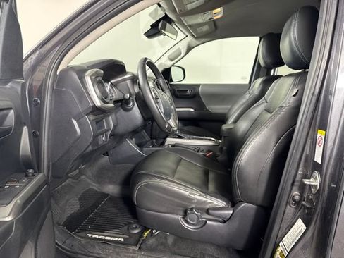 Used 2019 Toyota Tacoma SR5 w/ SR5 Appearance Package (SM) AWD/4WD image 12