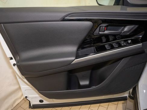 Used 2025 Toyota bZ4X AWD image 13