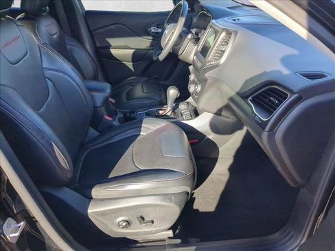 Used 2019 Jeep Cherokee Trailhawk image 22