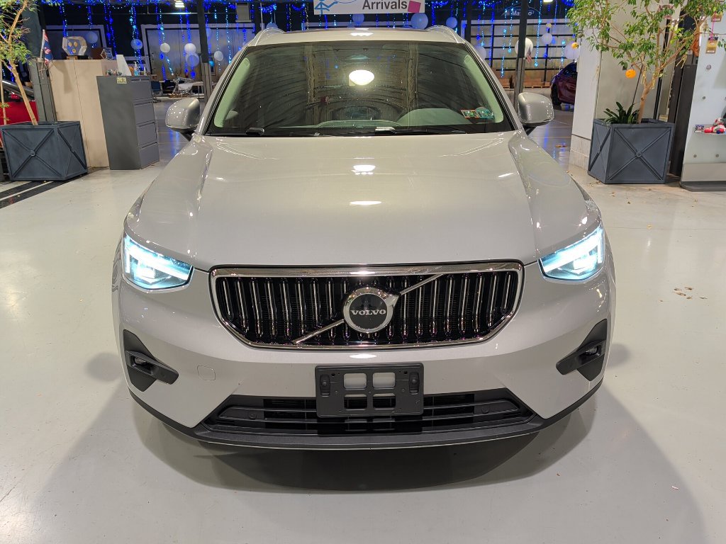 Used 2023 Volvo XC40 B5 Plus AWD/4WD image 3