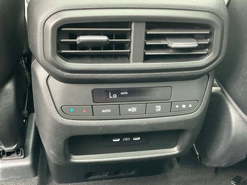 Used 2025 Honda Pilot Touring image 17