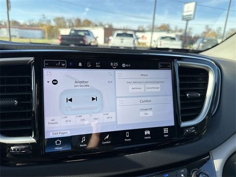 Used 2024 Chrysler Pacifica Touring-L image 13