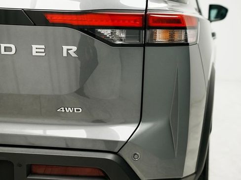 Used 2025 Nissan Pathfinder SV image 9