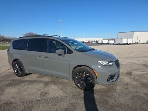 Certified 2021 Chrysler Pacifica Touring-L w/ Uconnect Theater Family Group image 5