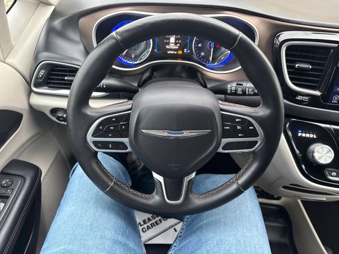 Used 2017 Chrysler Pacifica Touring-L image 14