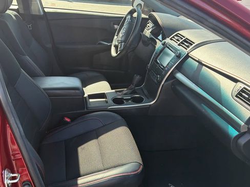 Used 2017 Toyota Camry SE w/ Moonroof Package FWD image 4