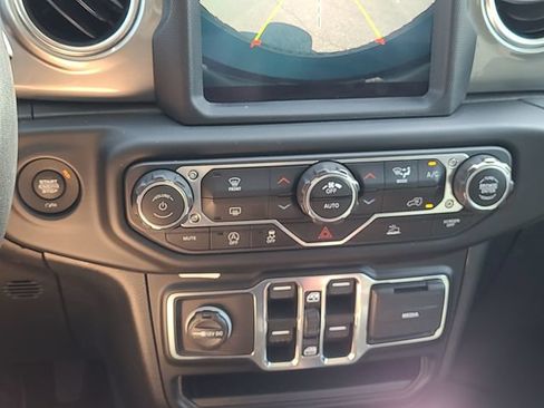 Used 2021 Jeep Wrangler Unlimited Sahara w/ Uconnect 4C Nav & Sound Group AWD/4WD image 21