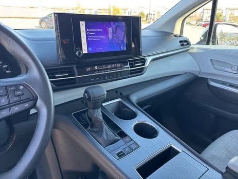 Used 2025 Toyota Sienna LE image 20