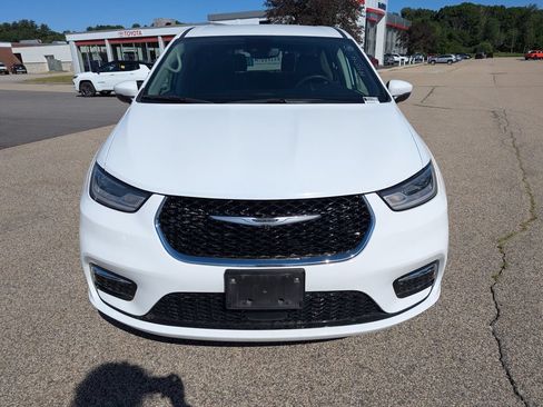 Used 2023 Chrysler Pacifica Touring-L FWD image 8