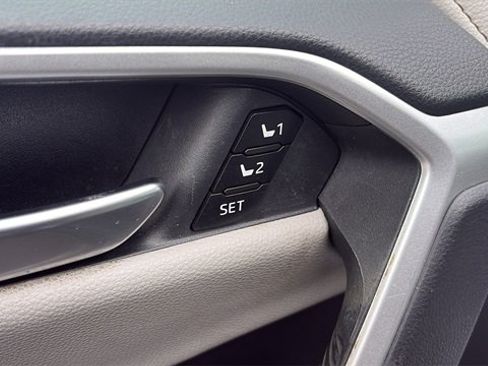 Used 2020 Toyota RAV4 Limited image 23