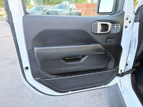 Used 2025 Jeep Wrangler Unlimited Sahara AWD/4WD image 9