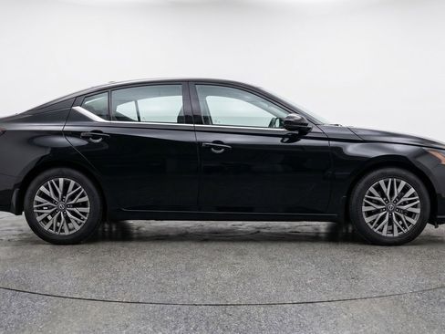 Used 2025 Nissan Altima 2.5 SV FWD image 11