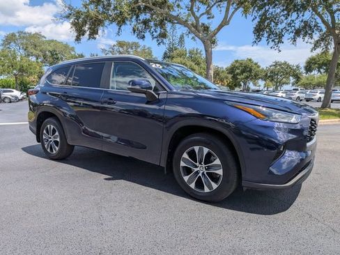 Used 2025 Toyota Highlander XLE AWD/4WD image 2