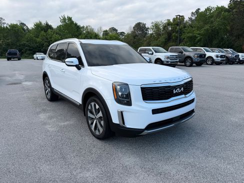 Used 2022 Kia Telluride EX w/ EX Premium Package FWD image 3