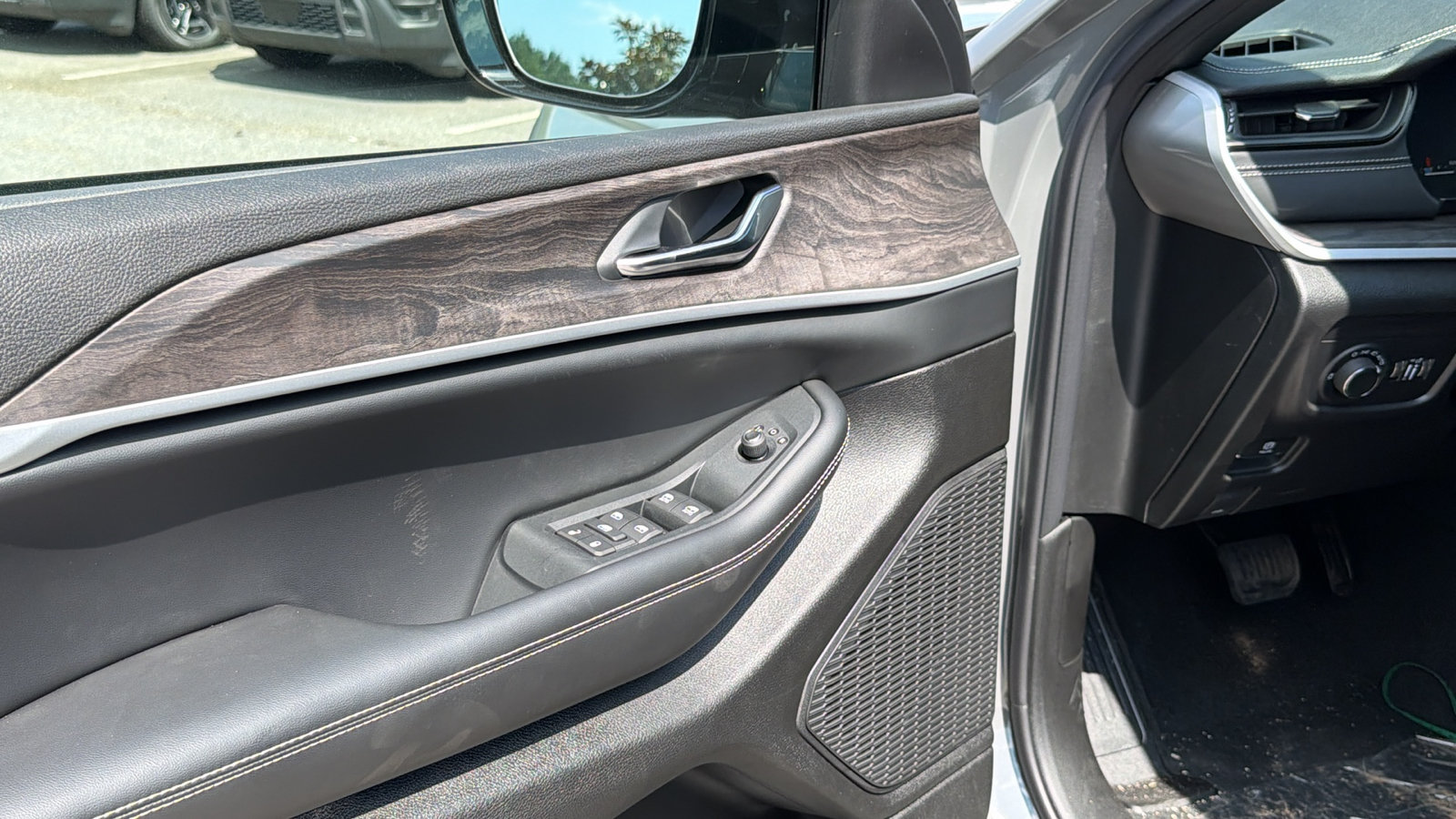New 2027 Jeep Grand Cherokee Altitude RWD image 15