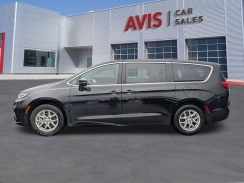 Used 2025 Chrysler Pacifica Select FWD image 2