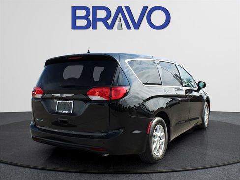 Used 2025 Chrysler Voyager LX image 5