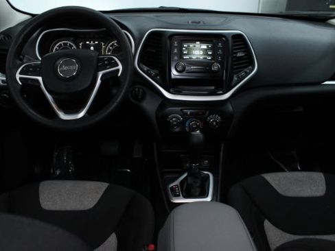 Used 2014 Jeep Cherokee Sport FWD image 2