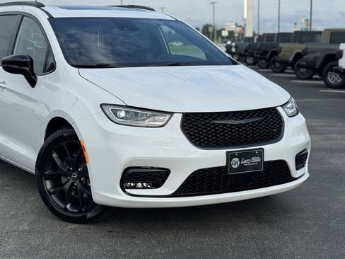 New 2026 Chrysler Pacifica Select image 5