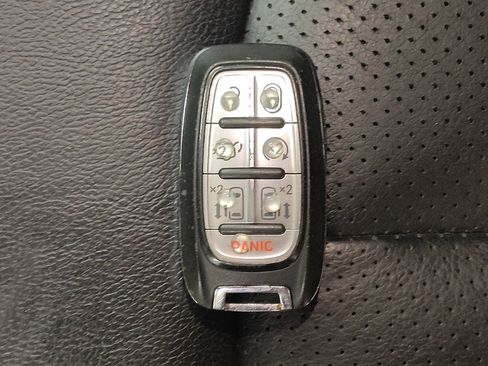 Used 2020 Chrysler Pacifica Touring-L FWD image 32