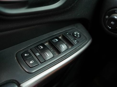 Used 2019 Jeep Cherokee Latitude Plus w/ Comfort/Convenience Group FWD image 28