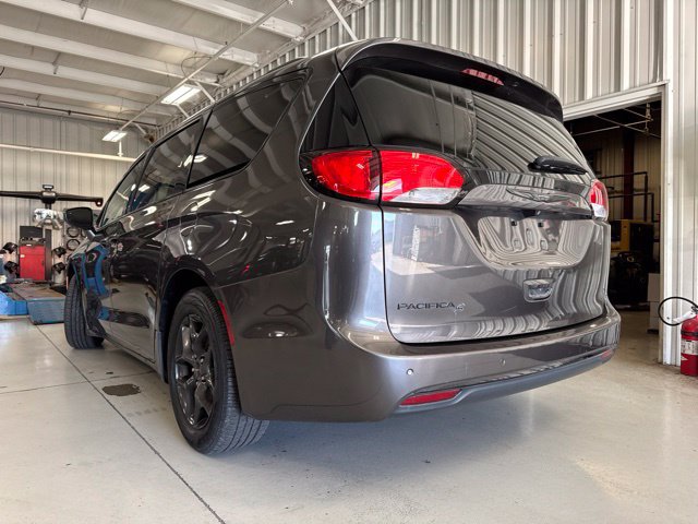 Used 2018 Chrysler Pacifica Touring Plus w/ S Appearance Package FWD image 10