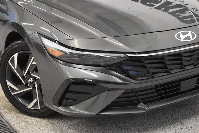 Used 2025 Hyundai Elantra Limited FWD image 31