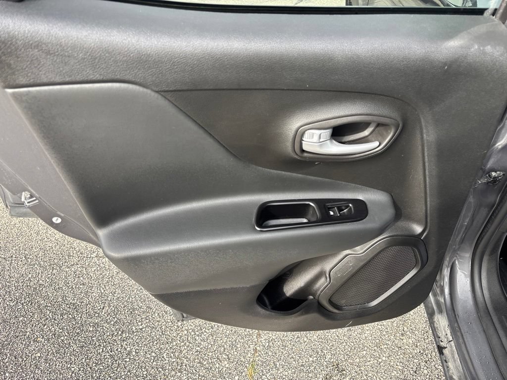 Used 2023 Jeep Renegade Latitude AWD/4WD image 34