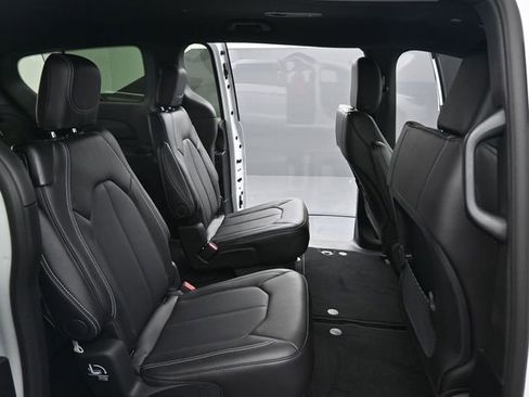 Used 2025 Chrysler Voyager LX FWD image 19