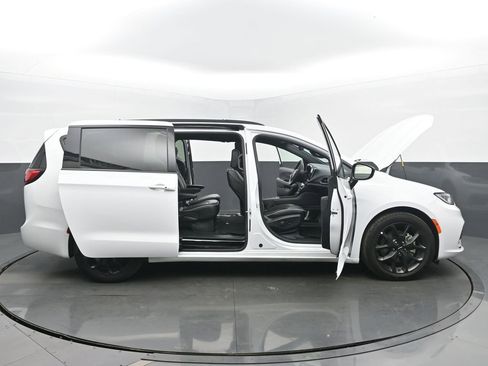 Used 2025 Chrysler Pacifica Limited image 55