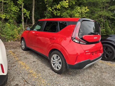 Used 2023 Kia Soul LX FWD image 2