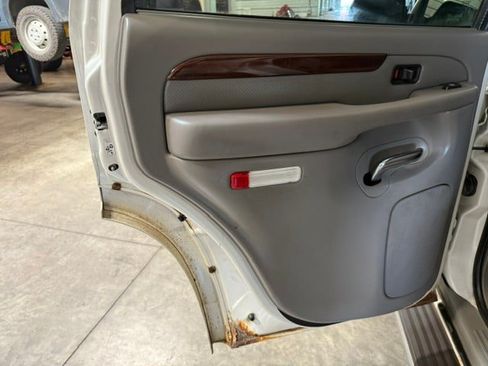Used 2002 Cadillac Escalade AWD image 38