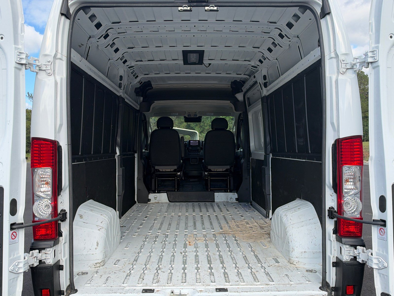 Used 2024 RAM ProMaster 2500 w/ Convenience Group FWD image 17