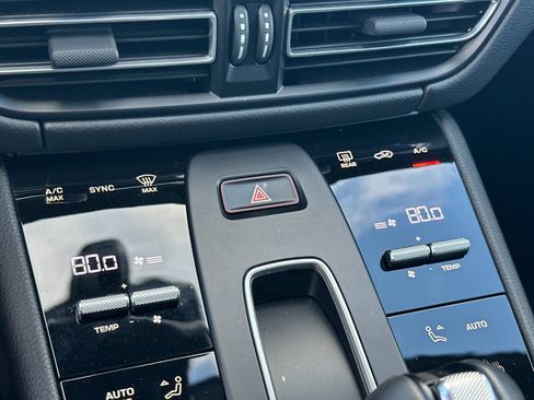 Used 2025 Porsche Macan image 21