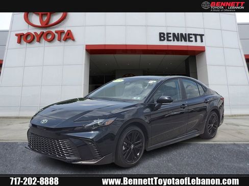 Used 2025 Toyota Camry SE FWD image 1