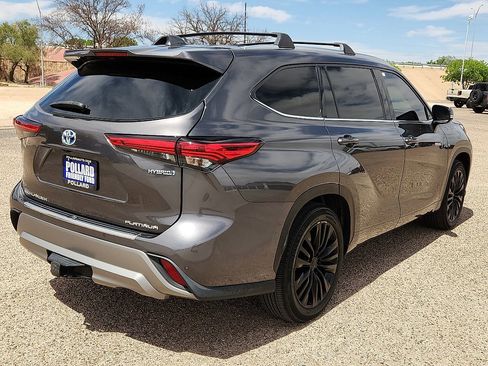 Used 2021 Toyota Highlander Platinum image 3