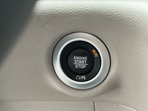 Used 2024 Chrysler Pacifica Touring-L FWD image 22