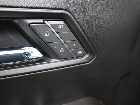 Used 2025 GMC Canyon Denali image 13