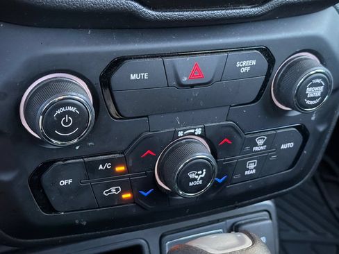 Used 2020 Jeep Renegade Latitude w/ Popular Equipment Group FWD image 19
