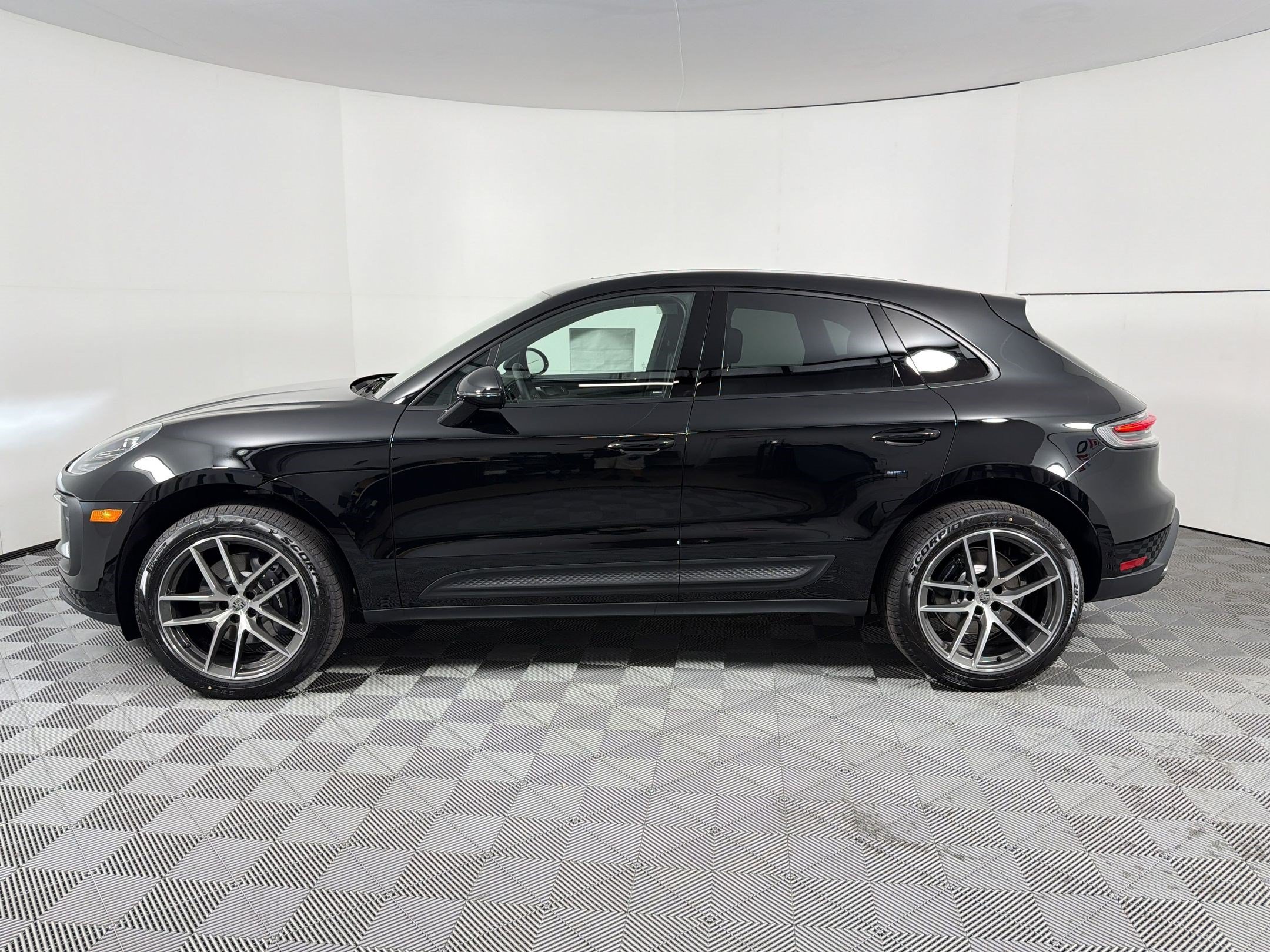 Used 2026 Porsche Macan AWD/4WD image 2