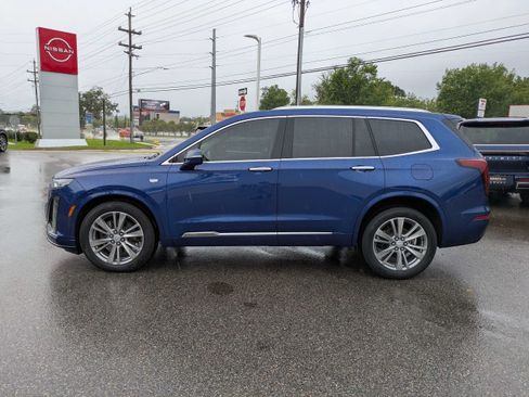 Used 2023 Cadillac XT6 Premium Luxury w/ Technology Package FWD image 7