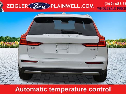 Used 2024 Volvo V60 B5 Cross Country Plus AWD/4WD image 4