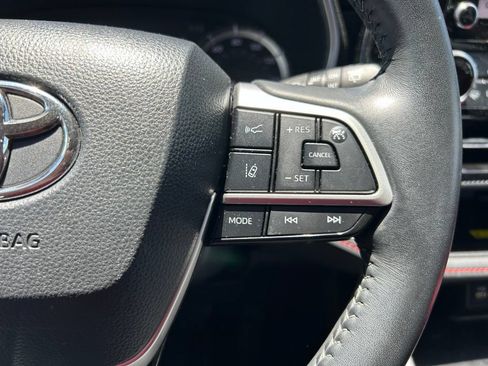 Used 2023 Toyota Highlander XSE FWD image 18