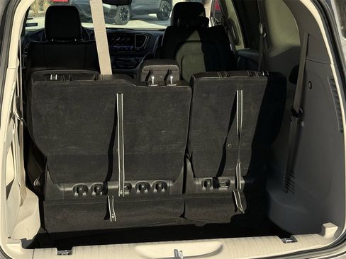Used 2023 Chrysler Pacifica Touring-L image 27