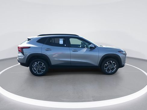 Used 2025 Chevrolet Trax LT image 9