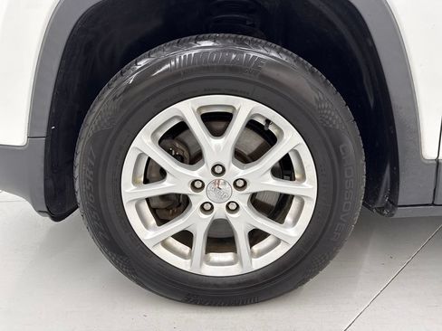 Used 2015 Jeep Cherokee Latitude AWD/4WD image 11