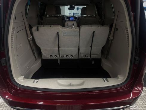 Used 2018 Chrysler Pacifica Limited w/ Advanced Safetytec Group FWD image 16