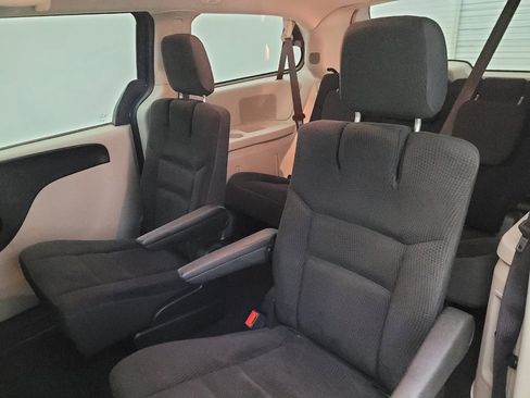 Used 2019 Dodge Grand Caravan SE FWD image 18