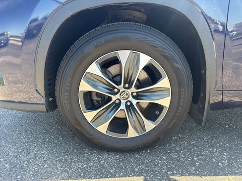 Used 2022 Toyota Highlander XLE AWD/4WD image 6