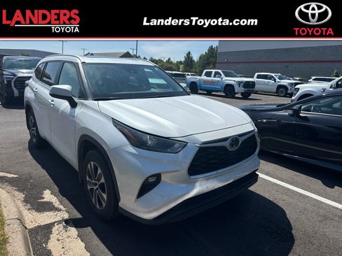 Used 2025 Toyota Highlander XLE AWD/4WD image 1